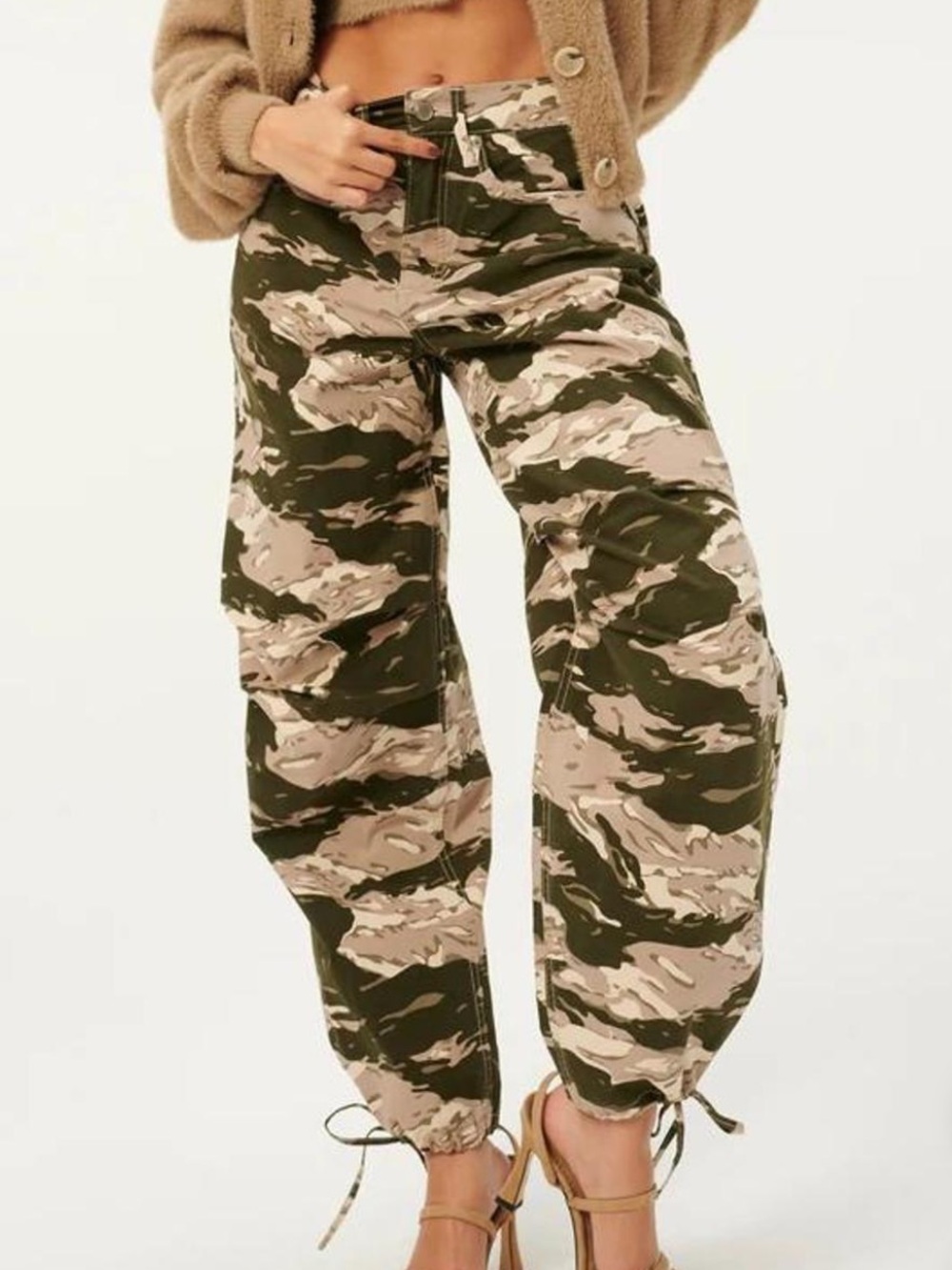 Good American Green and Khaki Camo Cargo Joggers